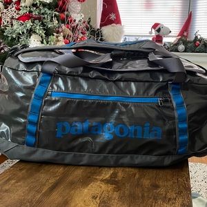 Patagonia Black Hole Duffel Bag 70L , multiple pockets. Colors: Dark Grey/Blue